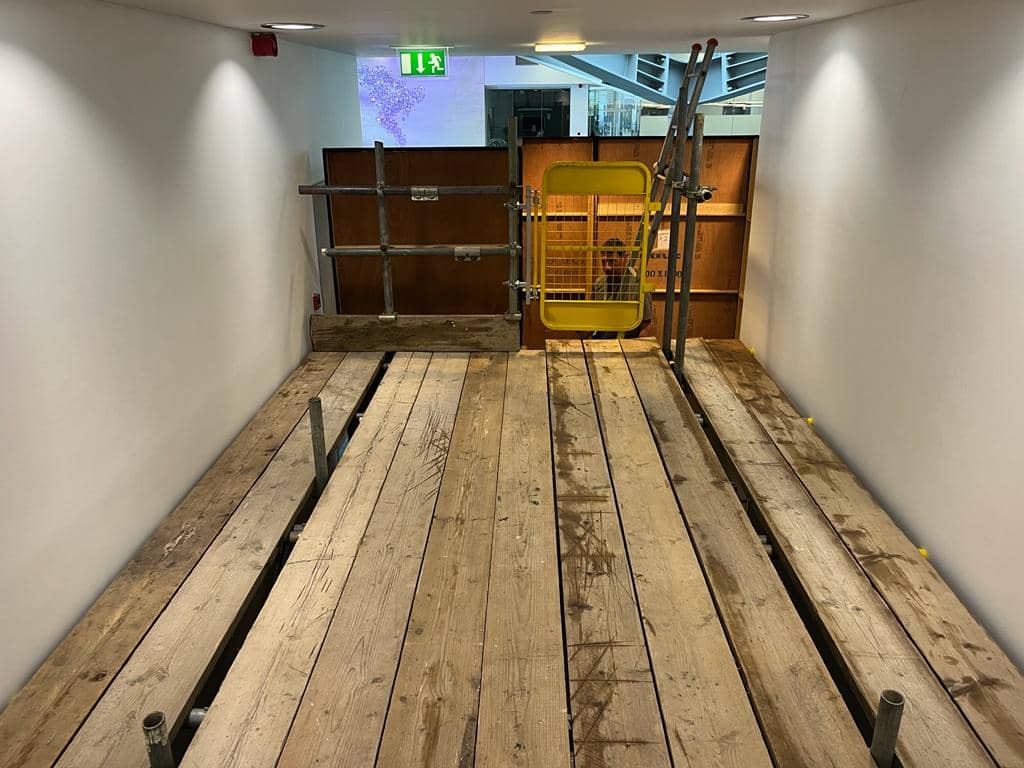Boarded birdcage lift